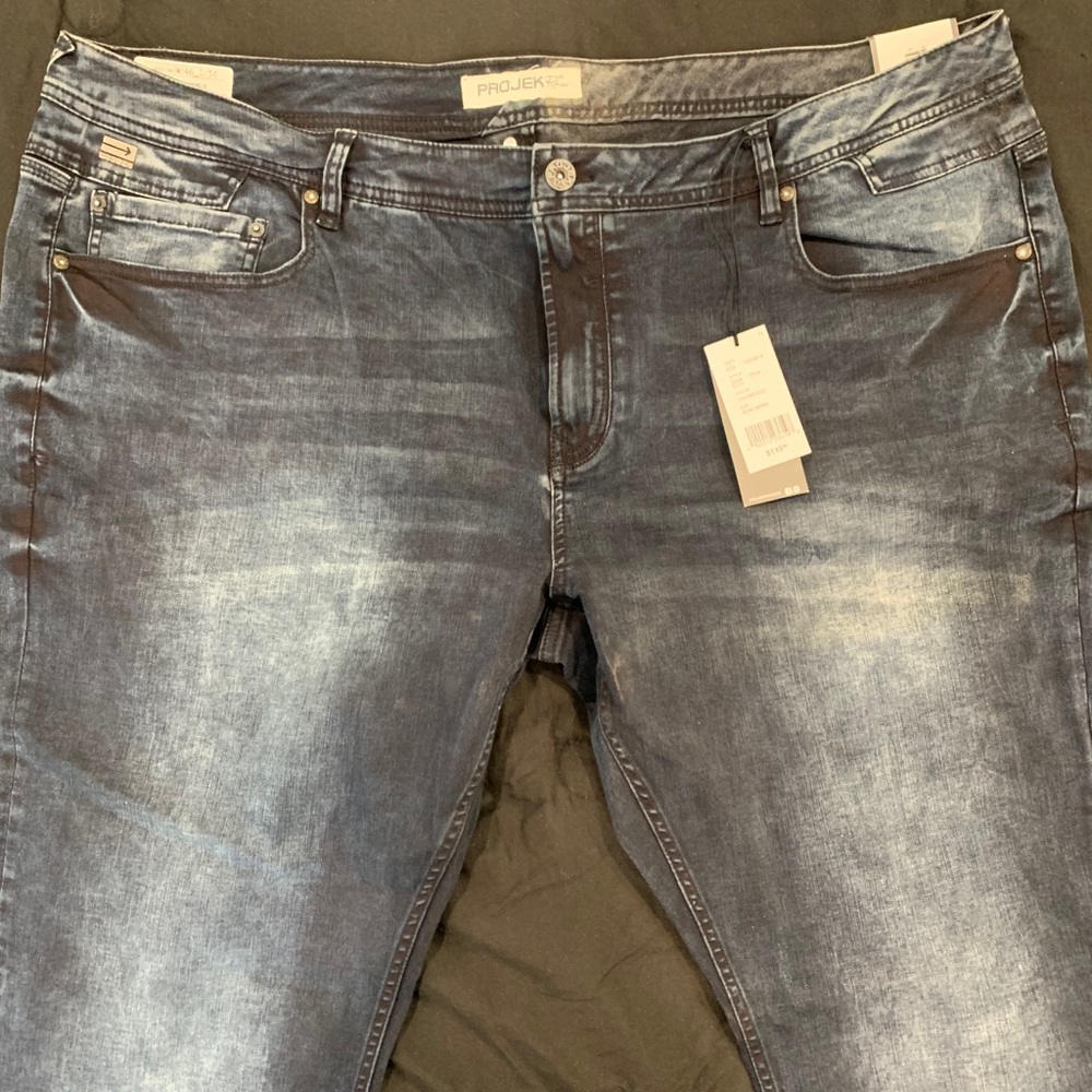 Men’s jeans (new)  relaxed fit are flexible.